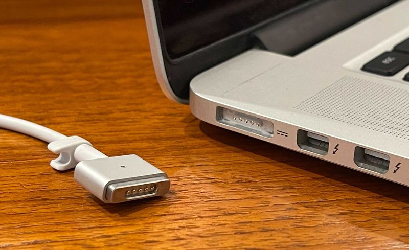Złącze MagSafe w MacBooku Pro